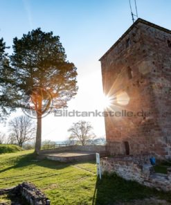 der alte Turm der Siersburg im Gegenlicht, Siersburg, Saarland - Bildtankstelle.de
