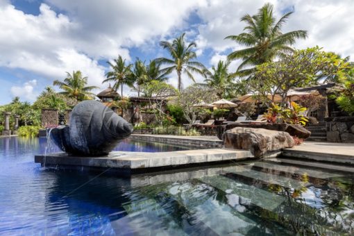 Pool in tropischem Garten, Mauritius - Bildtankstelle.de