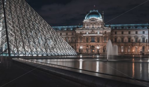 Louvre bei Nacht - Bildtankstelle.de