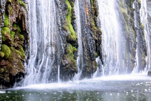 Wasserfall im Wassergarten Landsweiler Reden, Saarland - Bildtankstelle.de